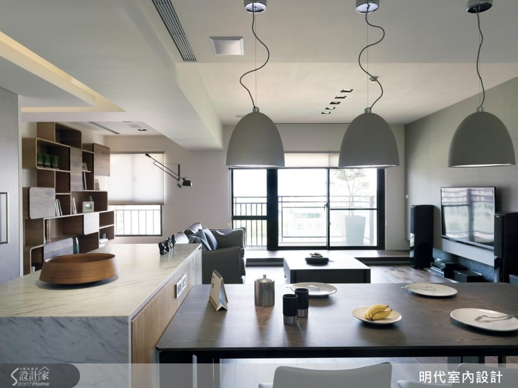 善用陽台與窗戶同面向的好採光,透過天花板與地面,以及書櫃的不同線條高度,讓視覺更為豐富有層次。 善用陽台與窗戶同面向的好採光,透過天花板與地面,以及書櫃的不同線條高度,讓視覺更為豐富有層次。