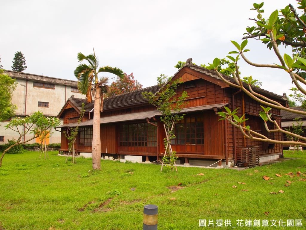 引進日本京都當地特色,每間小木屋都有獨特命名, 12間屋子各代表 每個月分,以花神為名, 呼應不同的季節風情,並在屋前栽種對應植物,讓每間房子擁有不同的植栽香氣。 引進日本京都當地特色,每間小木屋都有獨特命名, 12間屋子各代表 每個月分,以花神為名, 呼應不同的季節風情,並在屋前栽種對應植物,讓每間房子擁有不同的植栽香氣。