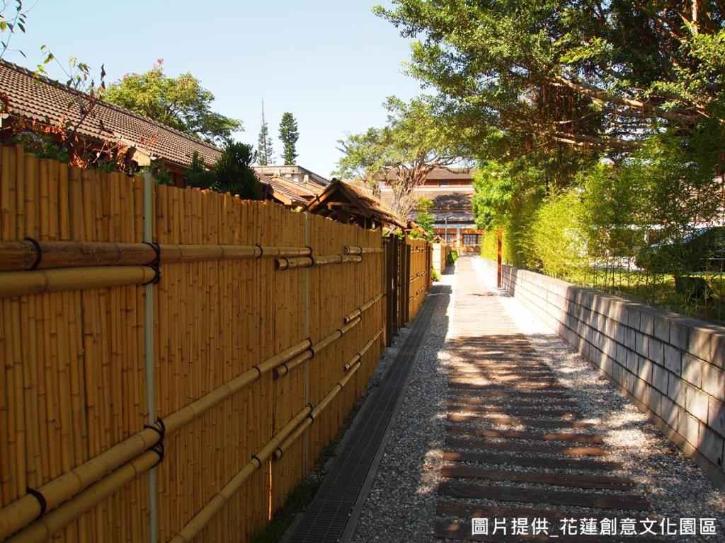 參考京都建築風格,以古式旅社竹籬笆打造屋宅圍屏,在保留了木屋原始外觀的同時,也透過竹編圍籬增加私密性,並兼具環保性。 參考京都建築風格,以古式旅社竹籬笆打造屋宅圍屏,在保留了木屋原始外觀的同時,也透過竹編圍籬增加私密性,並兼具環保性。