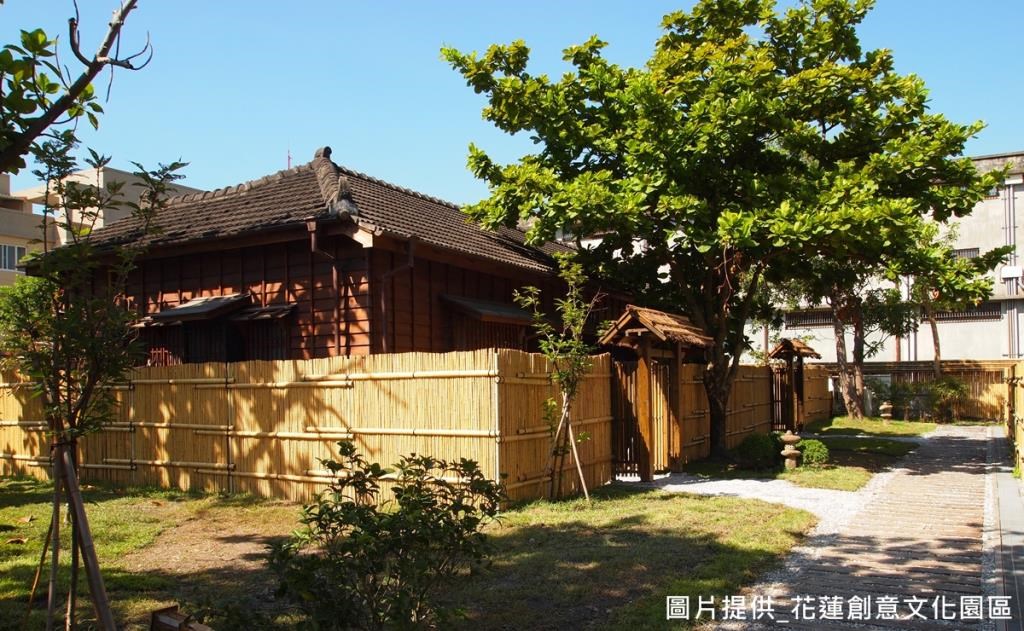 另一步道則為「石燈道」,以碎石打造出日本園藝風,並以石燈做為庭院造景,成為一個傳遞歷史意涵的步道。 另一步道則為「石燈道」,以碎石打造出日本園藝風,並以石燈做為庭院造景,成為一個傳遞歷史意涵的步道。
