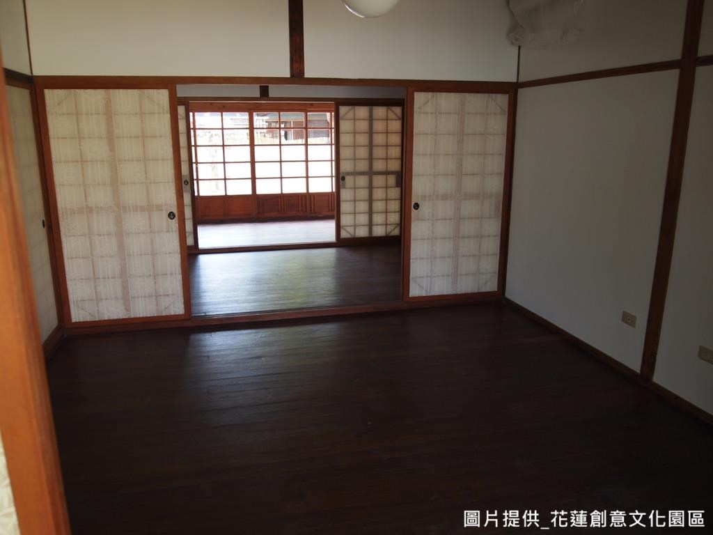 為保有建築物原貌,不做過多的變動,而為了營造日式風情,將家具選配作為一大重點;像是考量到台灣氣候潮濕,選用日本進口榻榻米,具防潮防霉效果。 為保有建築物原貌,不做過多的變動,而為了營造日式風情,將家具選配作為一大重點;像是考量到台灣氣候潮濕,選用日本進口榻榻米,具防潮防霉效果。