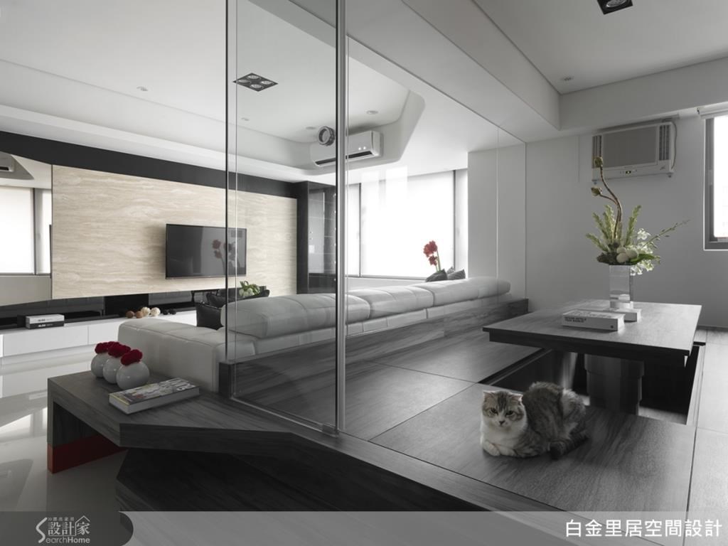 以架高地板結合電動升降桌設計,地板下方並具有收納機能,讓書房空間擁有更豐富的多樣化實用面向。 以架高地板結合電動升降桌設計,地板下方並具有收納機能,讓書房空間擁有更豐富的多樣化實用面向。