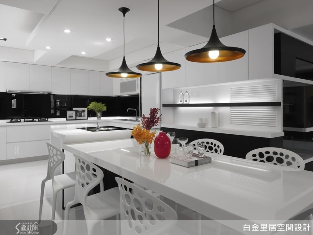 寬敞的開放式餐廚設計,以黑白雙色烤漆營構極簡精品質感,呼應屋主追求現代質感的美感品味,同時也是最適合招待好友用餐的完美空間。 寬敞的開放式餐廚設計,以黑白雙色烤漆營構極簡精品質感,呼應屋主追求現代質感的美感品味,同時也是最適合招待好友用餐的完美空間。
