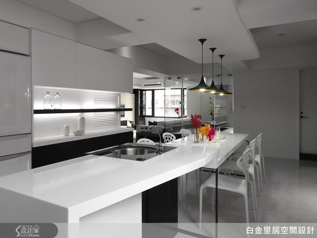 長達 4 公尺的餐桌結合中島設計,餐桌位置以延伸的軸線巧妙對齊了上方的樑柱,完美化解了原本壓迫感極重的大樑,使空間感更加輕盈自在。 長達 4 公尺的餐桌結合中島設計,餐桌位置以延伸的軸線巧妙對齊了上方的樑柱,完美化解了原本壓迫感極重的大樑,使空間感更加輕盈自在。