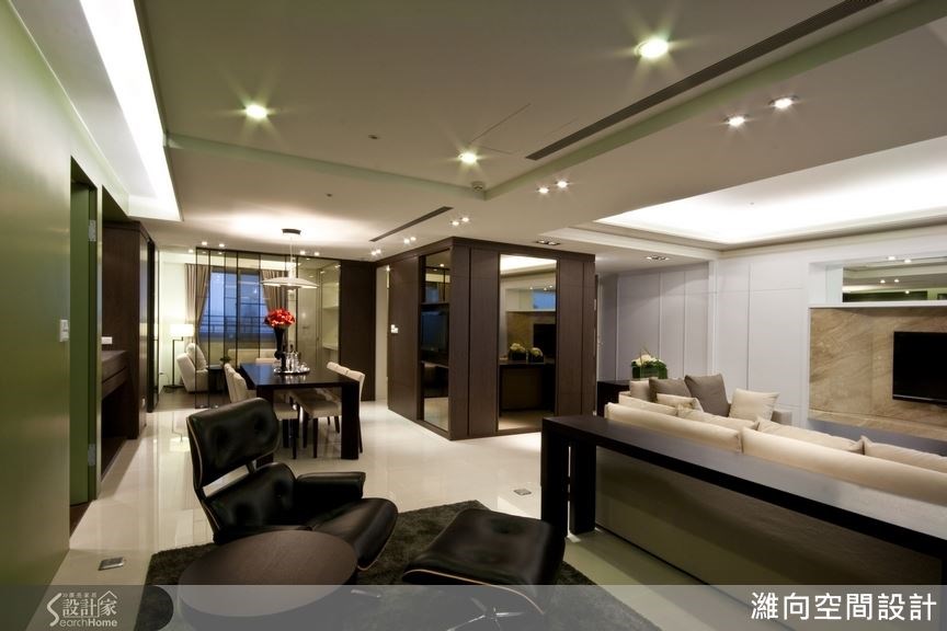 極盡開放的公共場域,安置了多處休憩空間,並以穿透性半透明茶玻和拉門用做隔屏,讓空間機能做了更多選擇性的使用目的。 極盡開放的公共場域,安置了多處休憩空間,並以穿透性半透明茶玻和拉門用做隔屏,讓空間機能做了更多選擇性的使用目的。