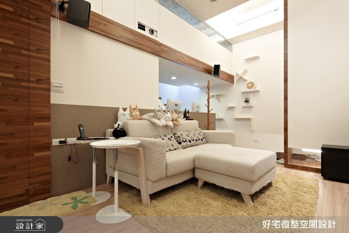 此住宅的主人是一對年輕屋主,2 主 3 貓的成員下,在
