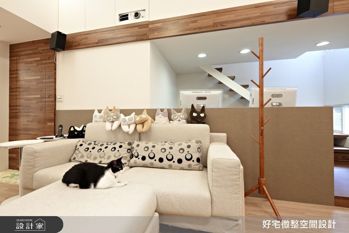 此住宅的主人是一對年輕屋主,2 主 3 貓的成員下,在