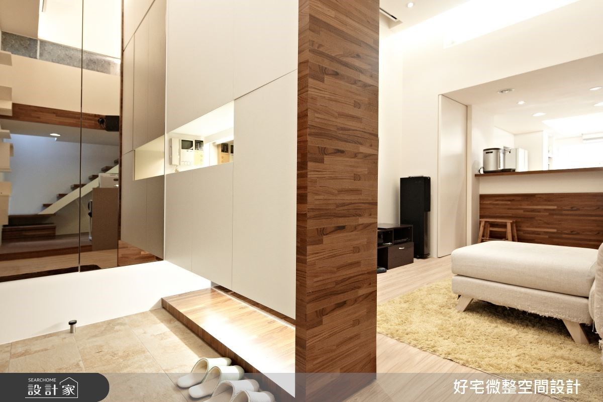 此住宅的主人是一對年輕屋主,2 主 3 貓的成員下,在
