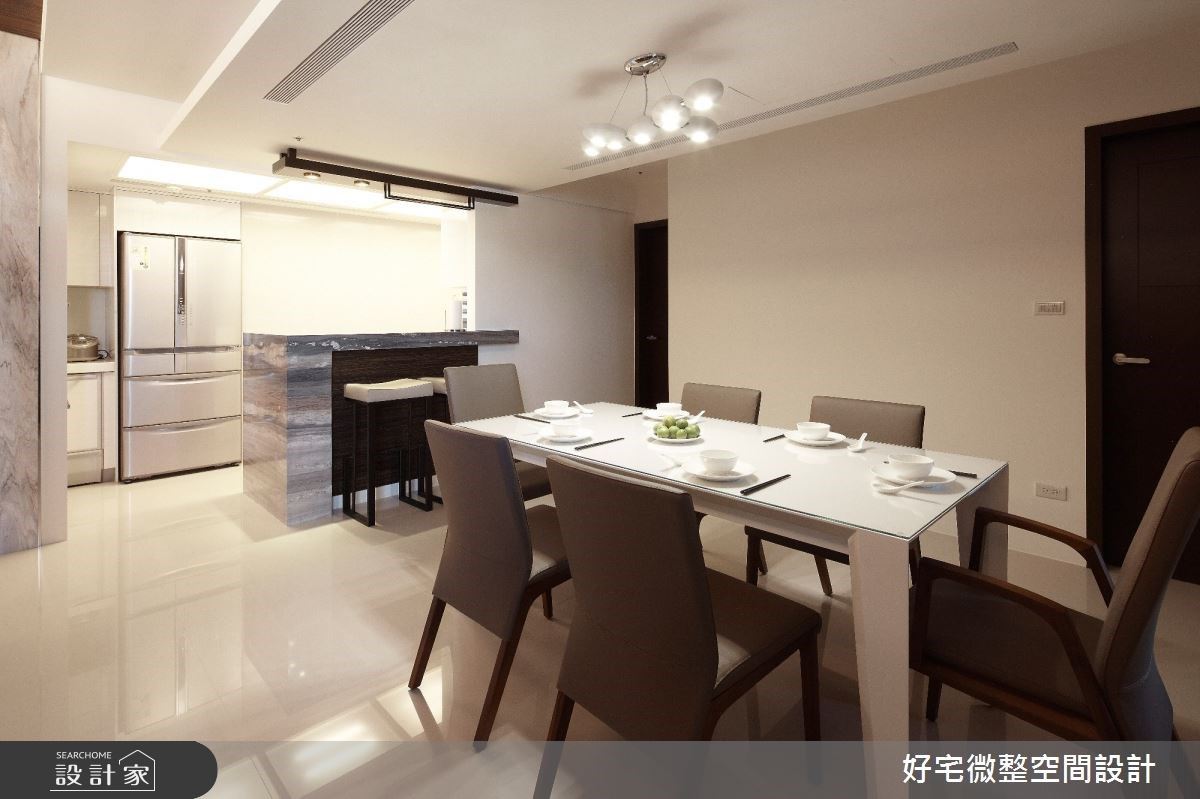 將餐廳、廚房移至同一平行線,不僅整合了公共區域,也適時地替空間留白。 將餐廳、廚房移至同一平行線,不僅整合了公共區域,也適時地替空間留白。