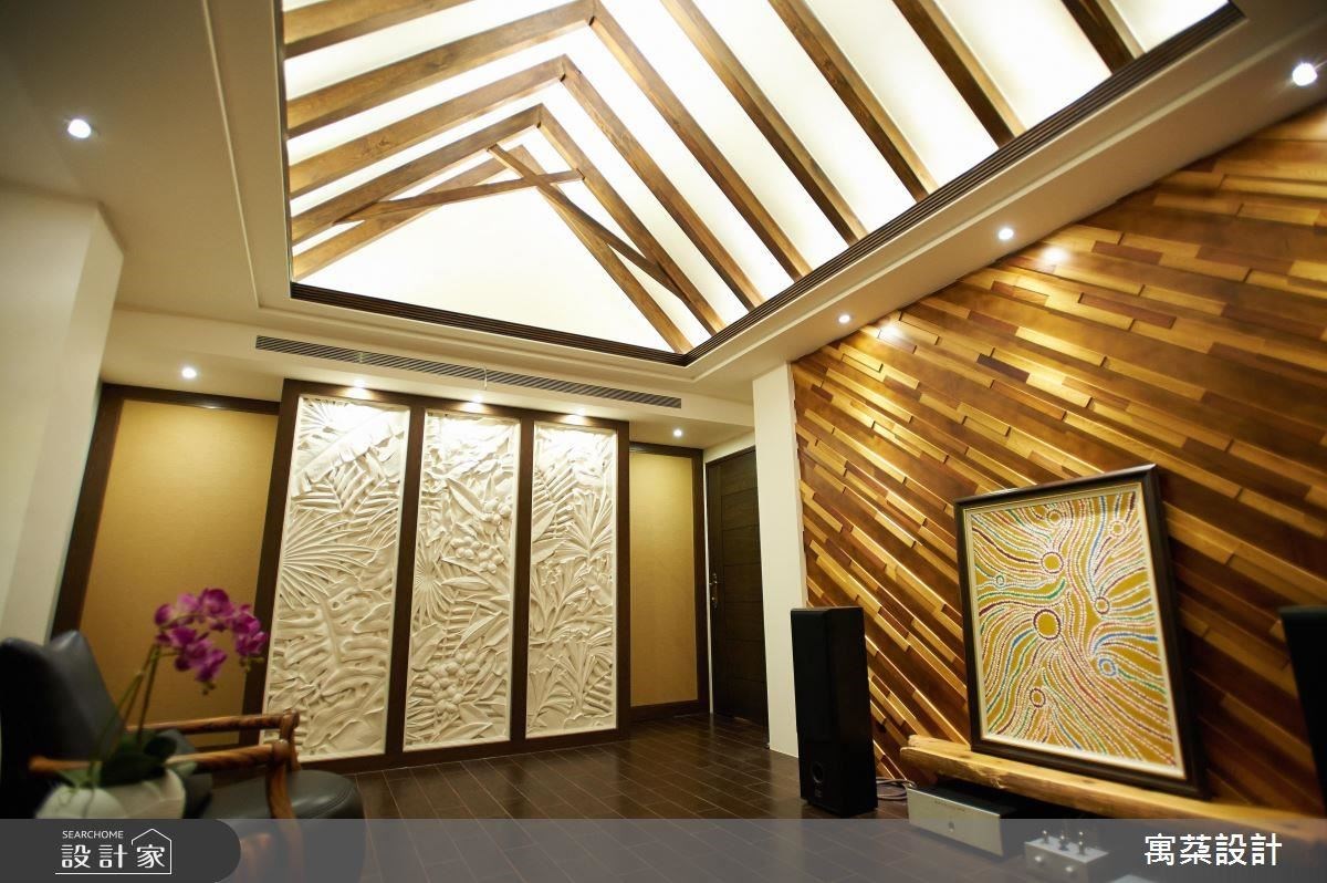 屋主希望起居室能有 VILLA 風,設計師便配合頂樓屋形做出斜屋頂式的木柵格,一邊是由木工以多種顏色的木頭拼貼出不規則的造形牆,一邊是具有南洋風的熱帶植物圖騰牆,就能凸顯休閒氣氛與品味。 屋主希望起居室能有 VILLA 風,設計師便配合頂樓屋形做出斜屋頂式的木柵格,一邊是由木工以多種顏色的木頭拼貼出不規則的造形牆,一邊是具有南洋風的熱帶植物圖騰牆,就能凸顯休閒氣氛與品味。