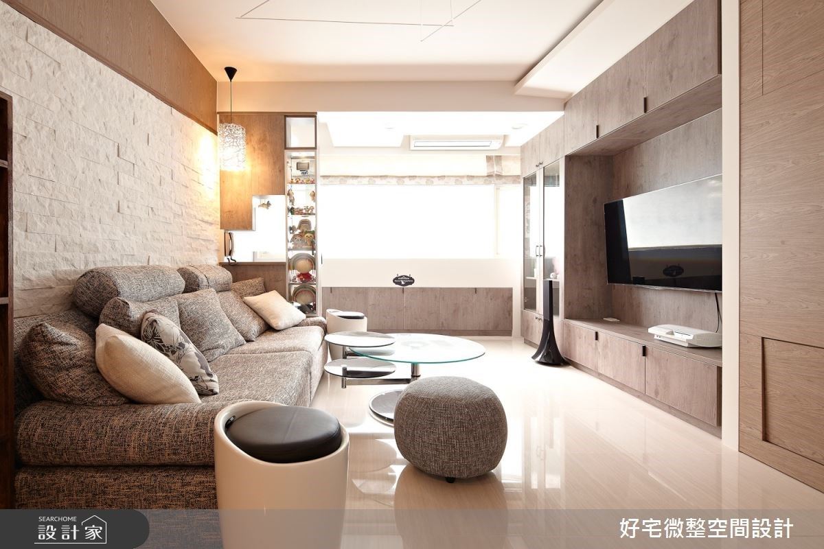 設計師在客廳的電視牆旁設計一個「貓洞」從客廳即可通