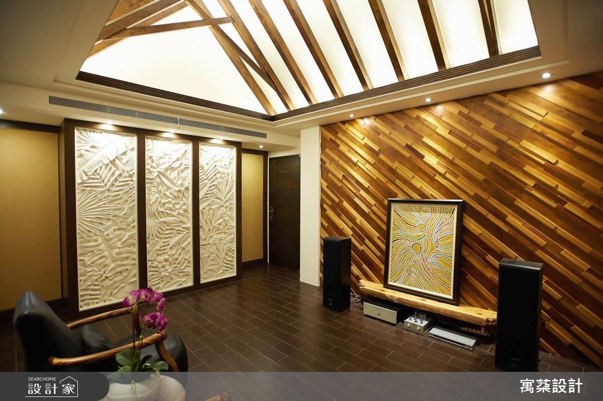 獨棟別墅頂樓有著斜屋頂,設計師以木柵格搭建出起居室的屋形,一邊是深淺不同的木頭拼貼出不規則的造形電視牆,一邊則是南洋風的熱帶植物圖騰牆,以木頭和植物為起居室營造 Villa 風,更能凸顯品味。 獨棟別墅頂樓有著斜屋頂,設計師以木柵格搭建出起居室的屋形,一邊是深淺不同的木頭拼貼出不規則的造形電視牆,一邊則是南洋風的熱帶植物圖騰牆,以木頭和植物為起居室營造 Villa 風,更能凸顯品味。