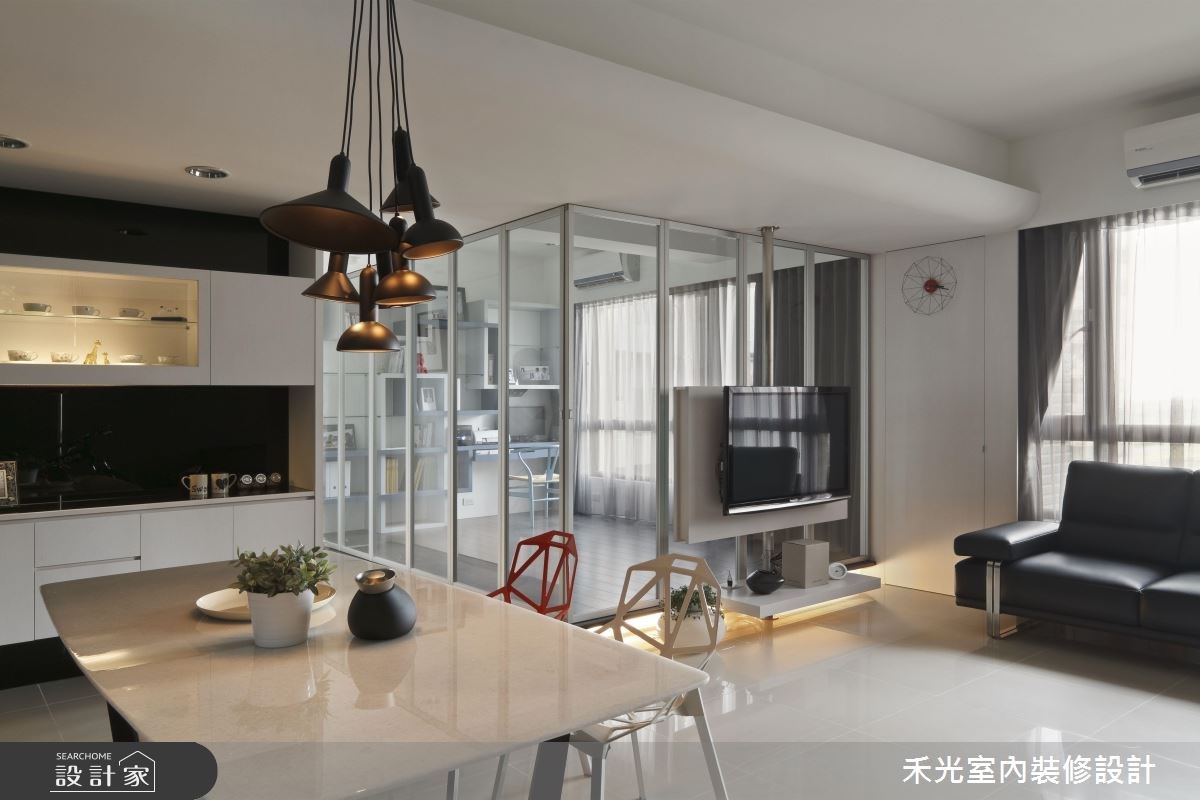 誰說純白才打造出輕盈通透的居住空間,位於新北市淡水