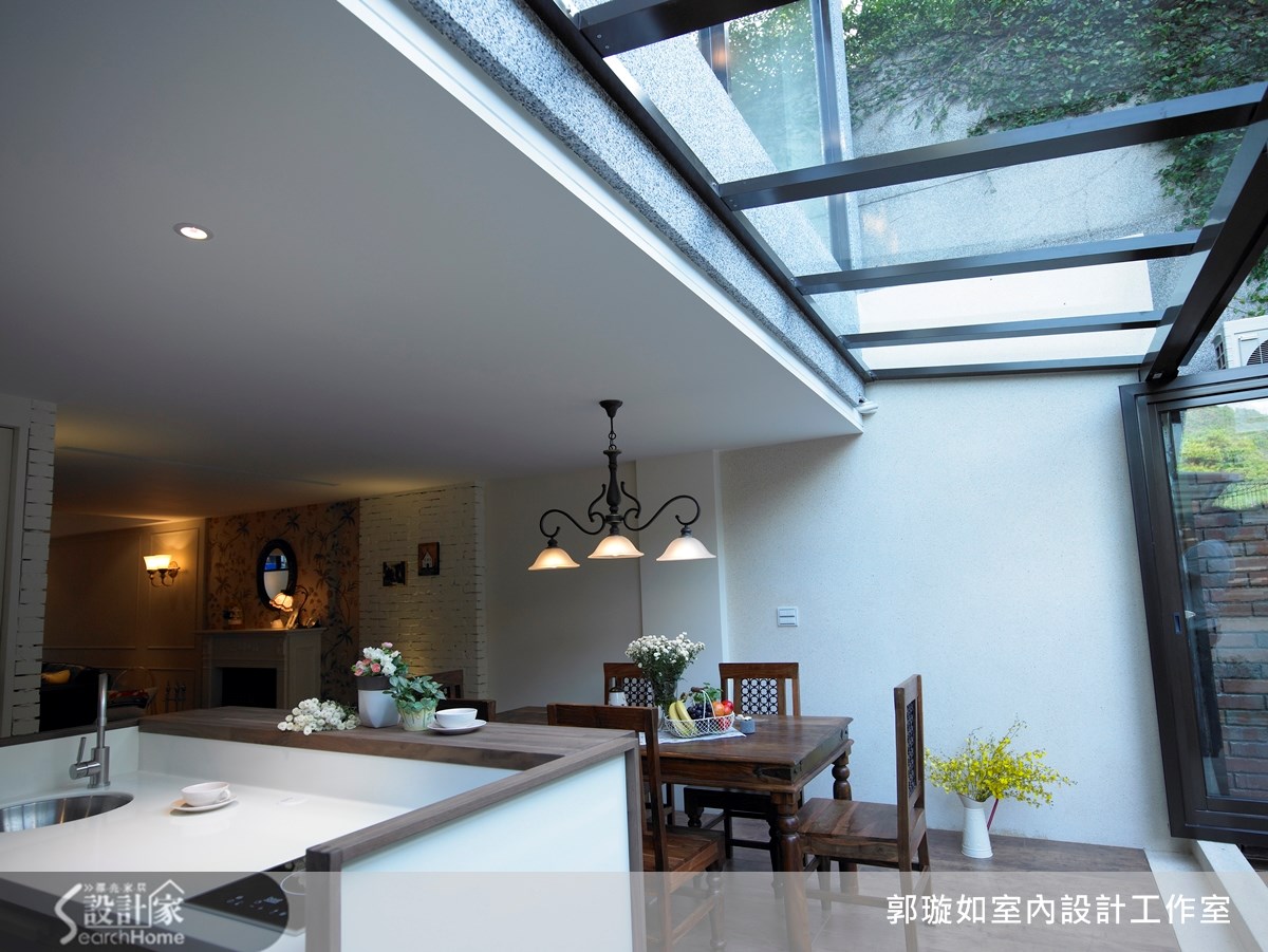 7 月的仲夏,我們來到北投這間 69 坪的老屋,原本有著