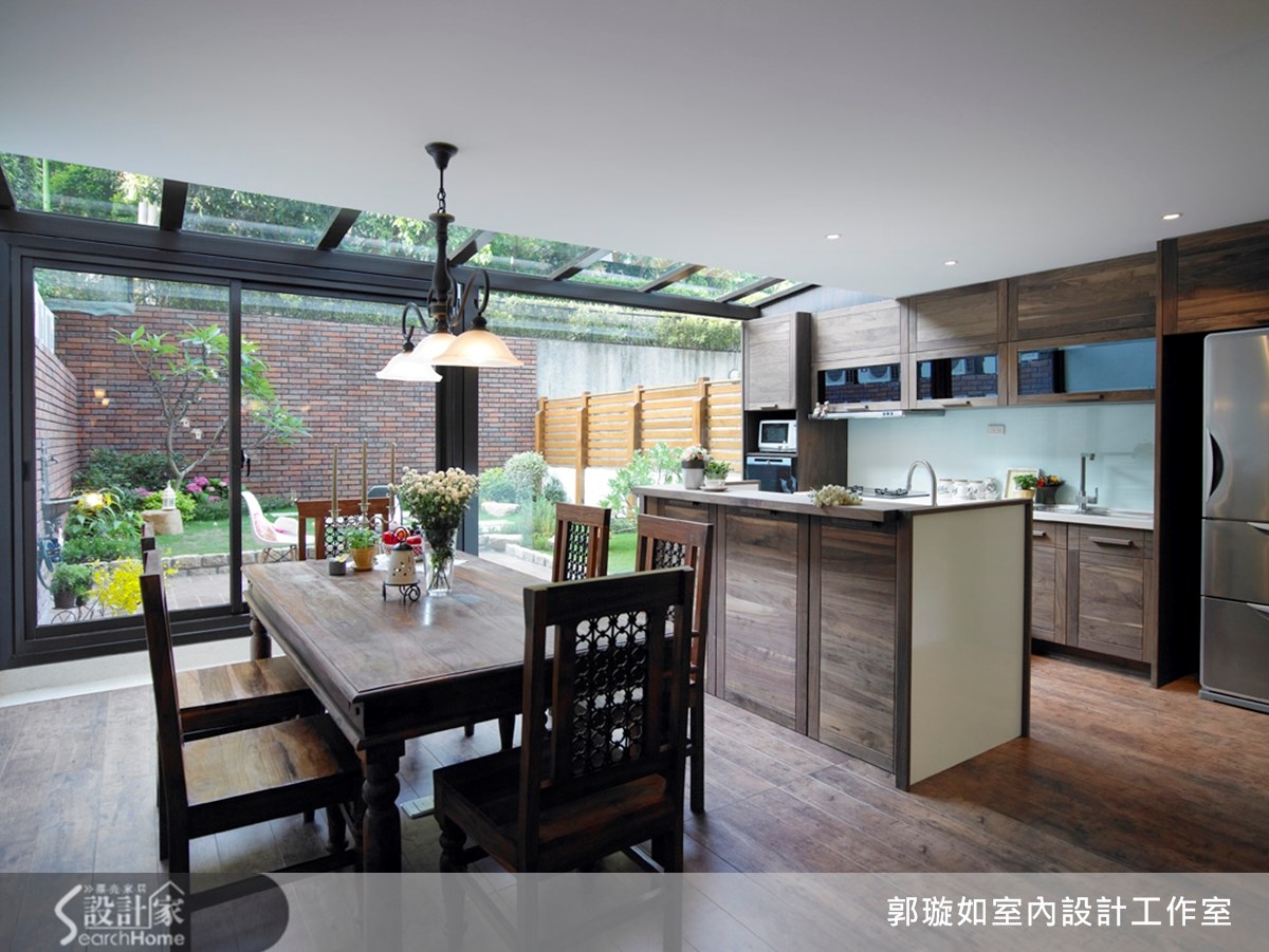7 月的仲夏,我們來到北投這間 69 坪的老屋,原本有著