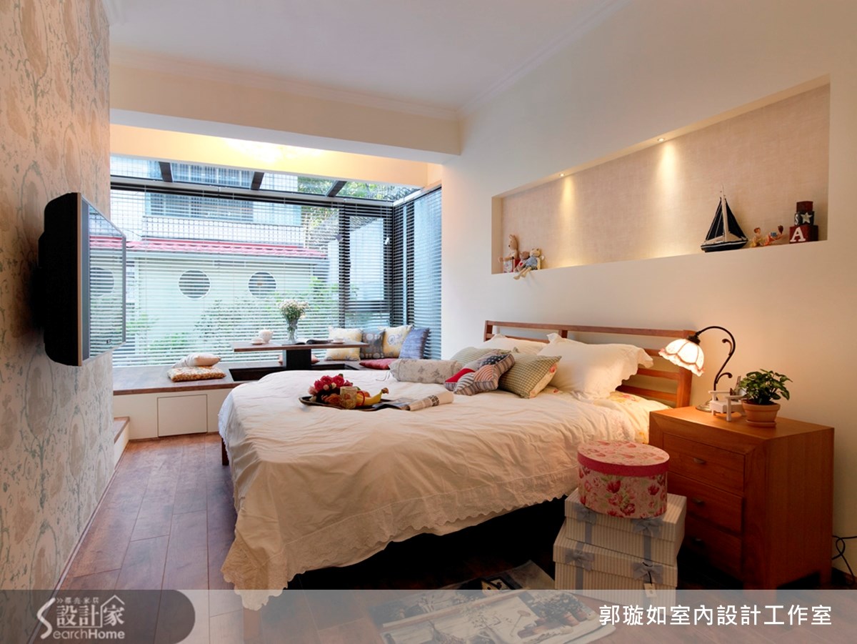 7 月的仲夏,我們來到北投這間 69 坪的老屋,原本有著