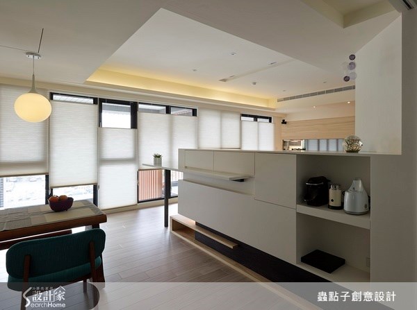利用櫃體設計做為玄關、客廳、餐廳和廚房之間的區隔,讓空間更具穿透感及延伸性。 利用櫃體設計做為玄關、客廳、餐廳和廚房之間的區隔,讓空間更具穿透感及延伸性。