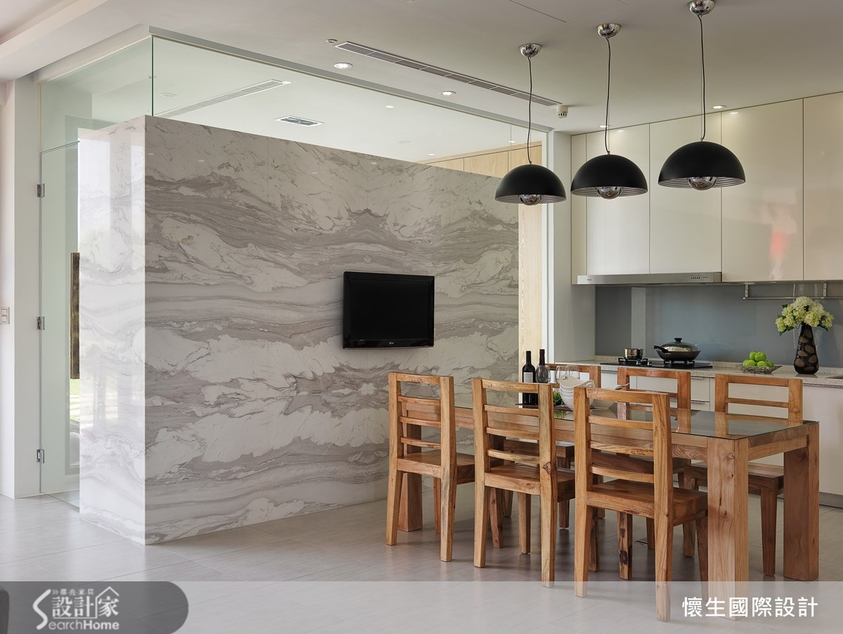 位於桃園縣觀音鄉的這棟 100 坪綠意別墅,屬於空地自