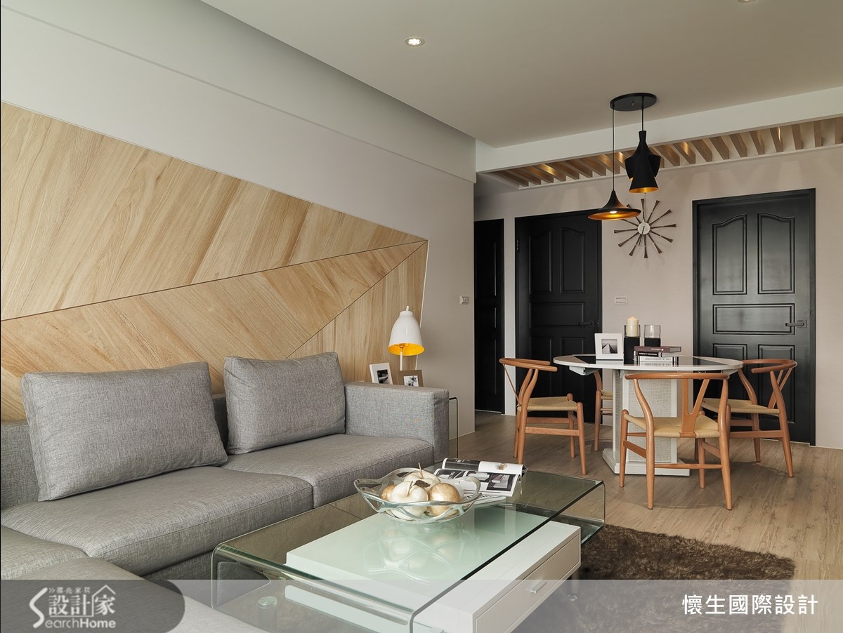 位在社區頂樓的一間 20 年老屋,陳舊的設計,加上面臨