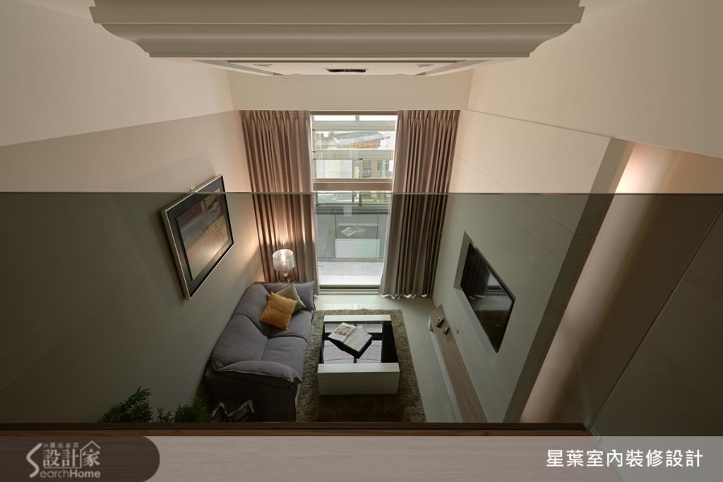 臥室隔間採用同一材質灰玻璃,放大7坪空間不顯侷促。 臥室隔間採用同一材質灰玻璃,放大7坪空間不顯侷促。
