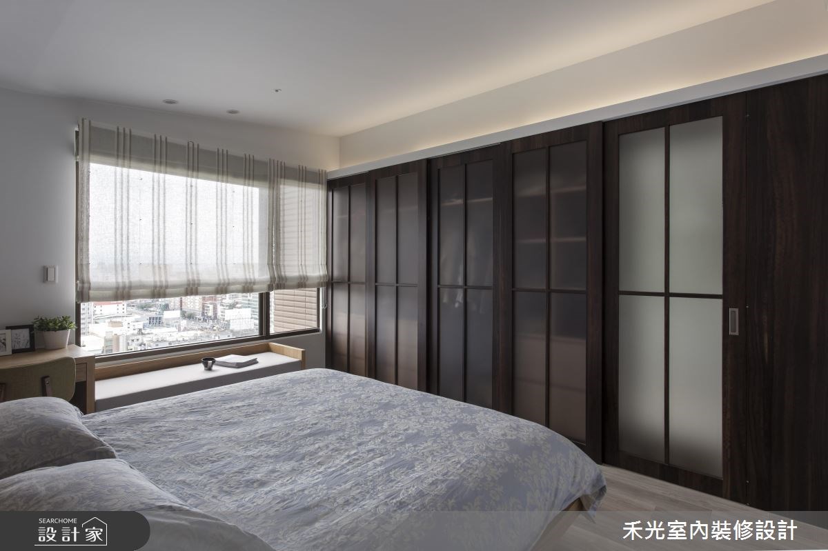 以書牆串聯的新婚居所,透過豐富的書海連結佈置,延續