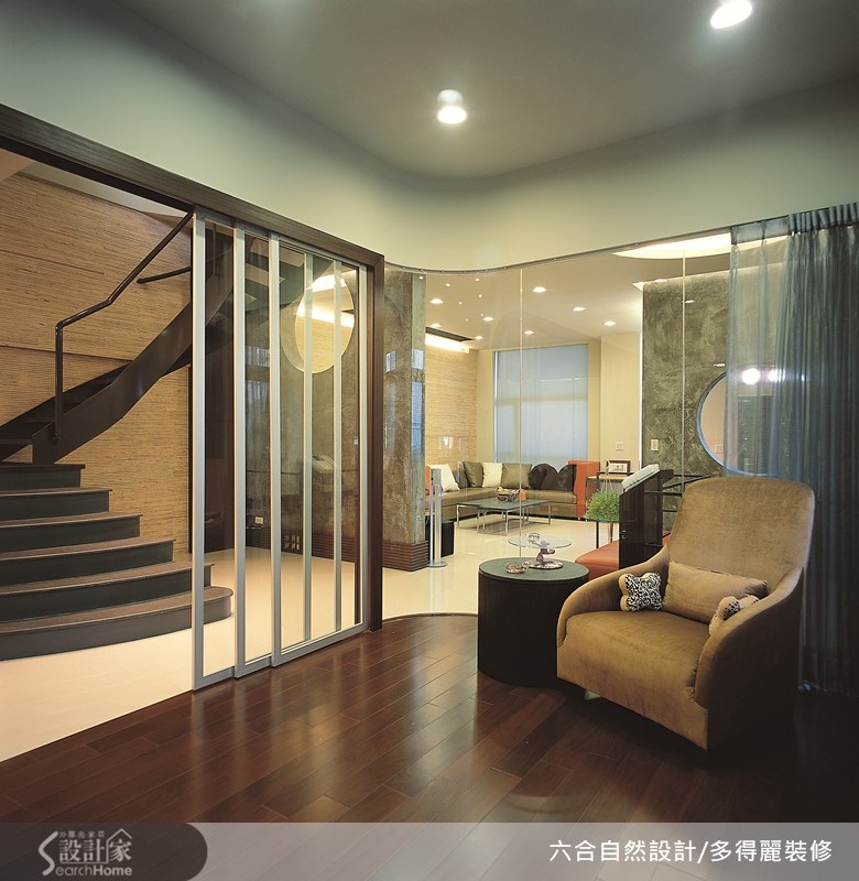 位於台南市一間 80 坪樓中樓的老屋,原本不僅採光通風