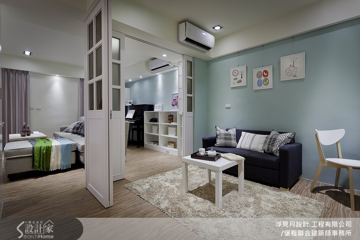 位於新北市土城區 30 年狹長老屋,堆滿了屋主成長的回
