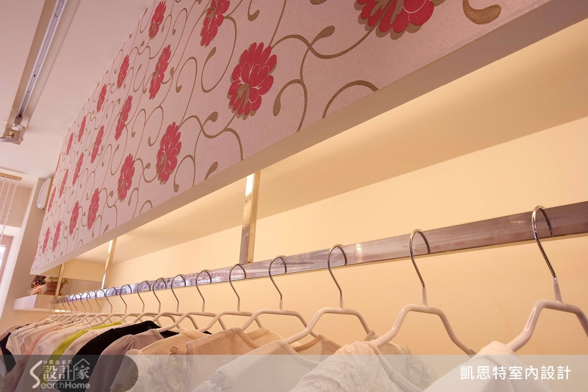 位於大安區光復南路上有一間服飾店,店內空間 15 坪,