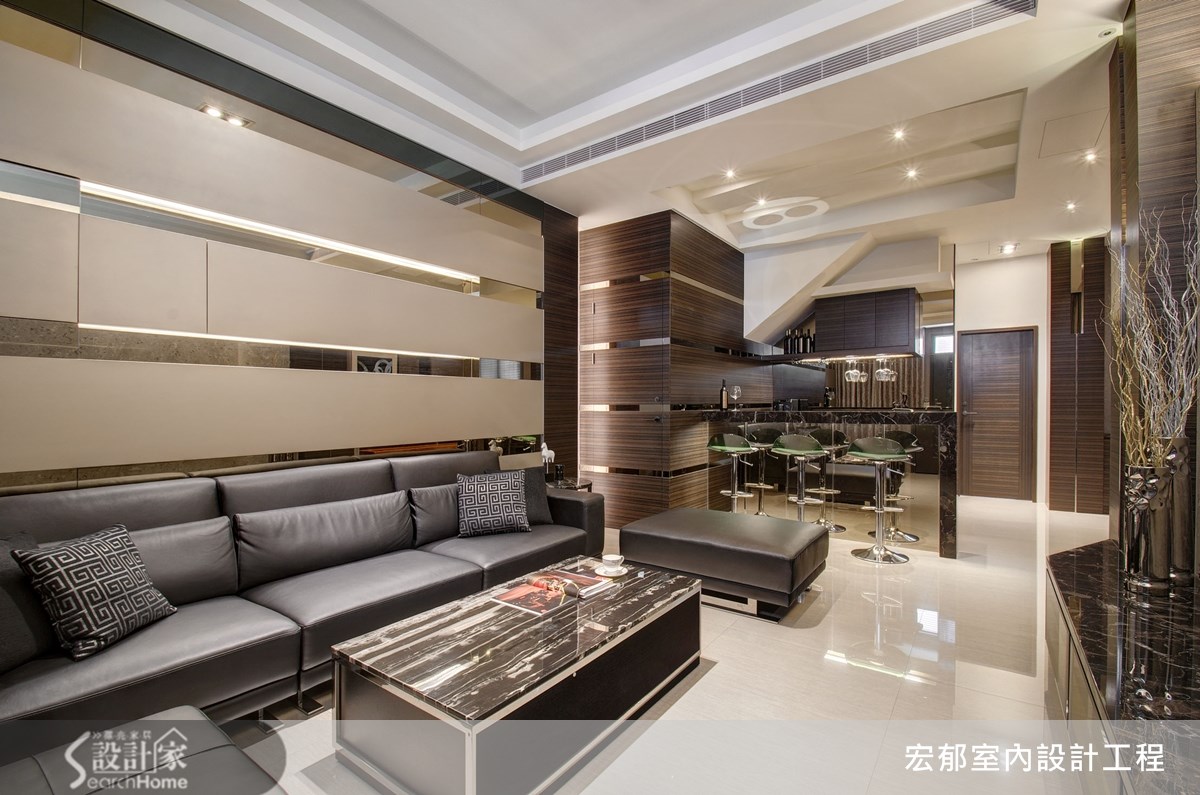在台中市有一間老屋,設計師將格局重整,並添入了鏡面