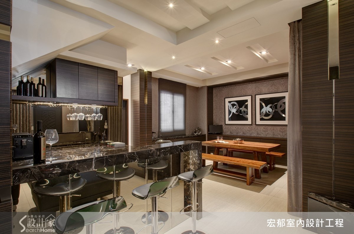 在台中市有一間老屋,設計師將格局重整,並添入了鏡面
