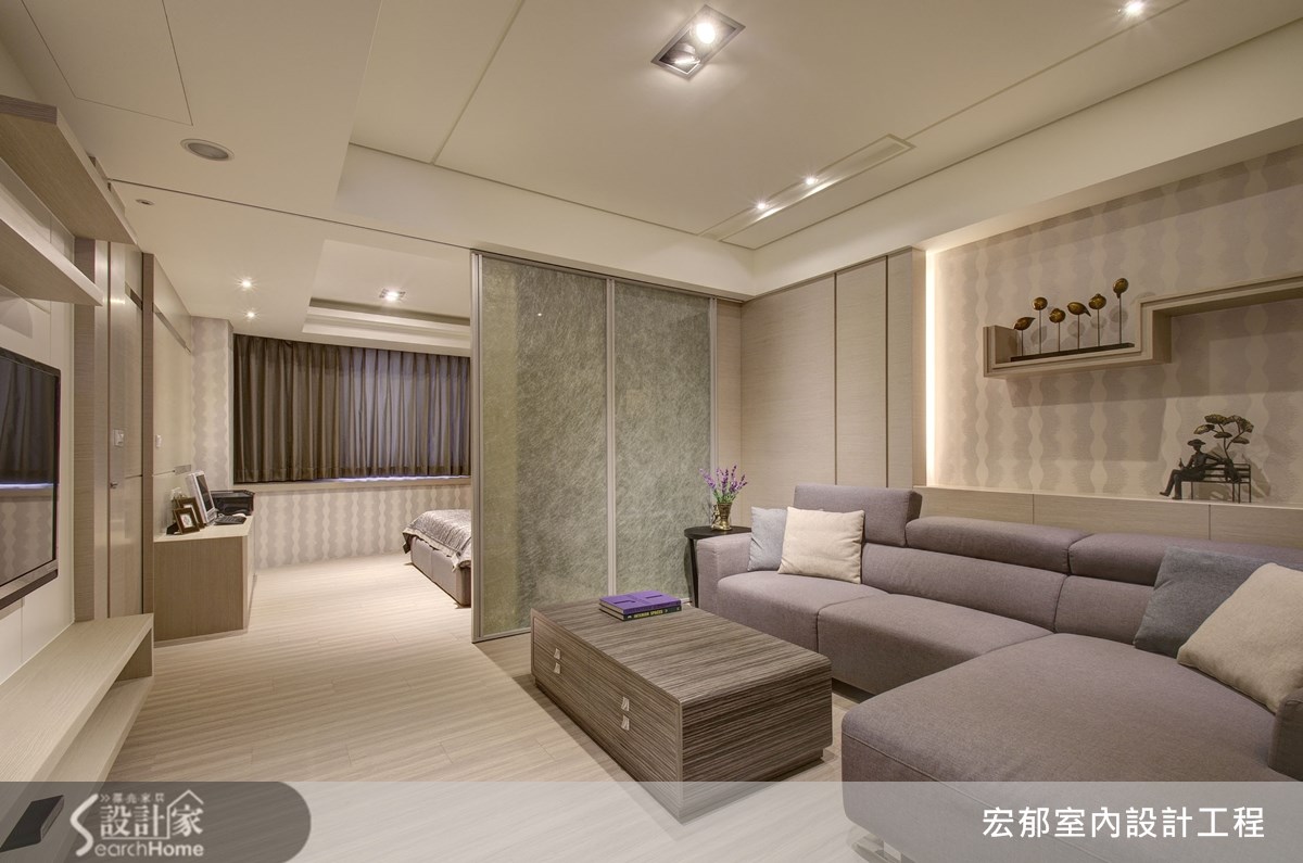 在台中市有一間老屋,設計師將格局重整,並添入了鏡面