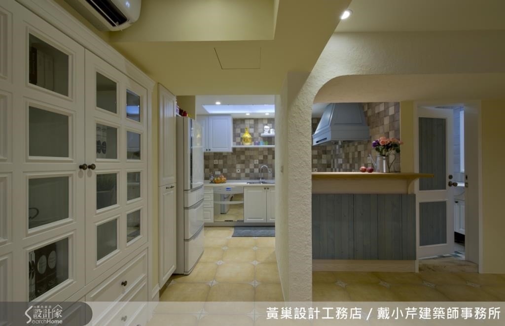廚房壁面採用復古磚,但做了跳色處理,看似無章法,卻讓牆面感覺很活潑。 廚房壁面採用復古磚,但做了跳色處理,看似無章法,卻讓牆面感覺很活潑。