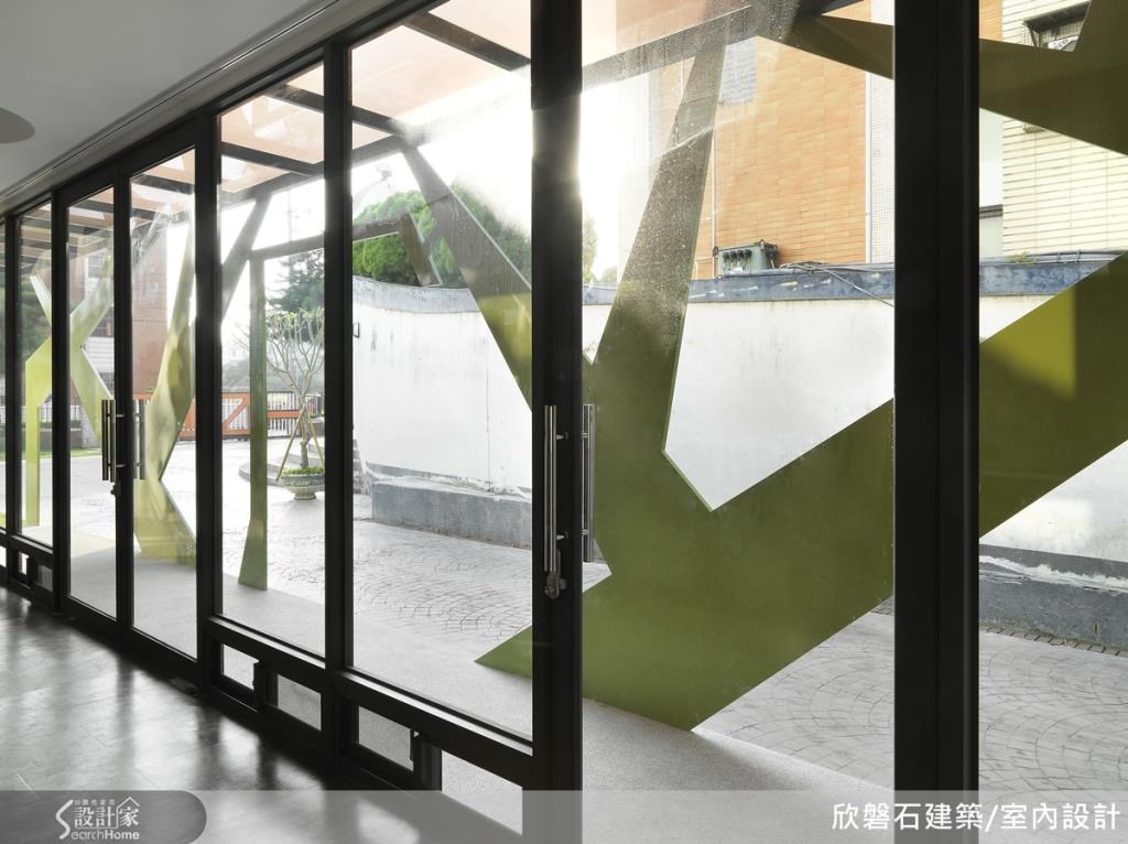台中有間以挪亞方舟為設計概念的教會,外觀彷彿一艘航