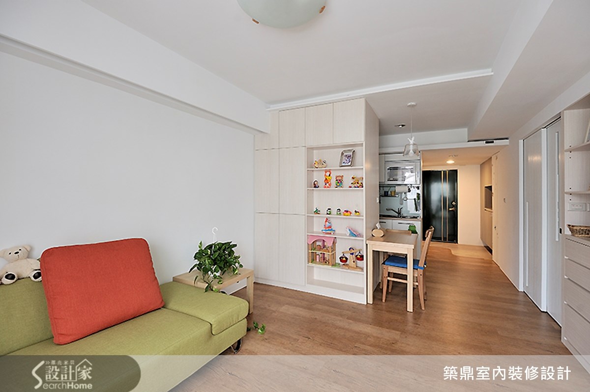 在台北市中山區的老屋空間裡,一家三口住在 21 坪的空