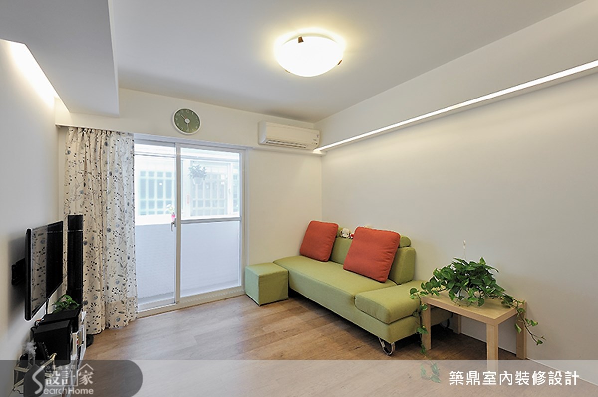 在台北市中山區的老屋空間裡,一家三口住在 21 坪的空