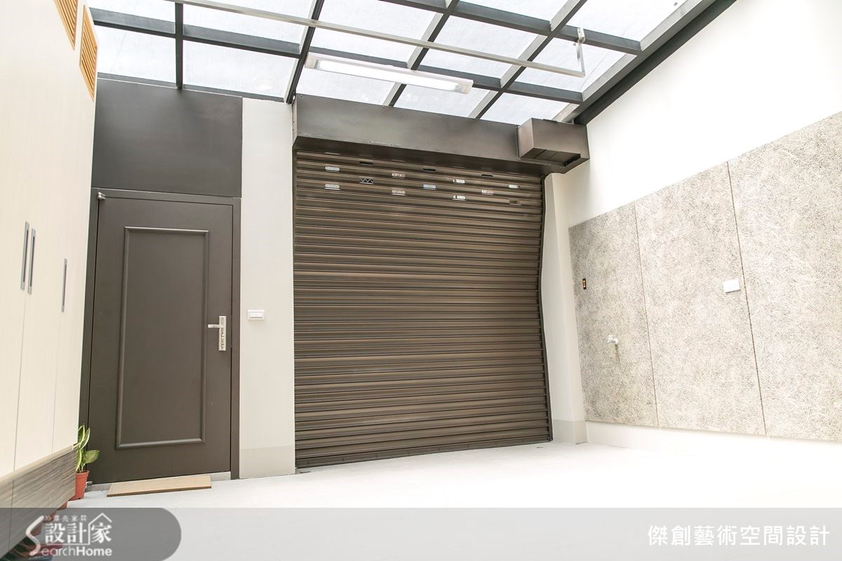 在台北市萬華區,有間屋齡超過 50 年的老屋,屋主因工