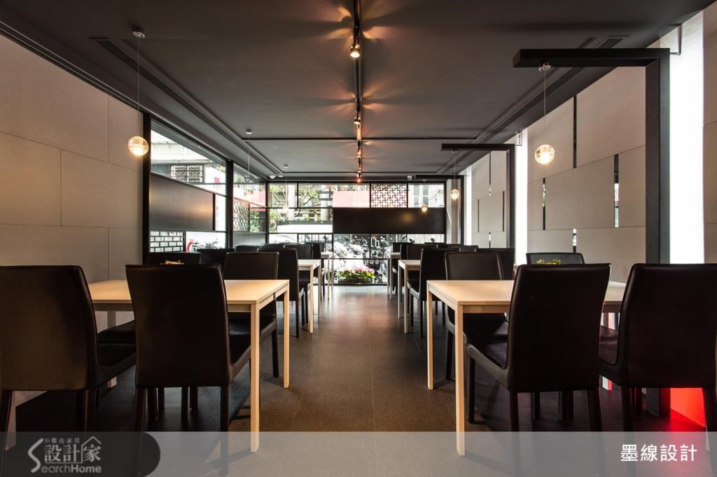 以設計燈飾為用餐氣氛帶入浪漫氣息,一組組直立式設計造型燈飾,更讓空間帶有視覺的延伸感。 以設計燈飾為用餐氣氛帶入浪漫氣息,一組組直立式設計造型燈飾,更讓空間帶有視覺的延伸感。