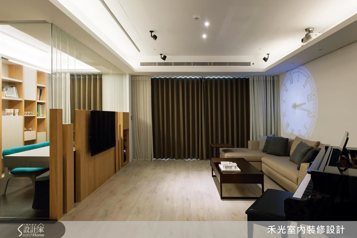 以木質建材為主的寬敞客廳空間,搭配鋼琴與投影幕,營造充滿藝術氣息的氛圍。 以木質建材為主的寬敞客廳空間,搭配鋼琴與投影幕,營造充滿藝術氣息的氛圍。