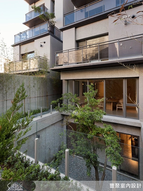 天井將景色由地下一樓帶至樓上,串聯整個建築的景色,讓陽光、空氣與水自然流動其中。 天井將景色由地下一樓帶至樓上,串聯整個建築的景色,讓陽光、空氣與水自然流動其中。