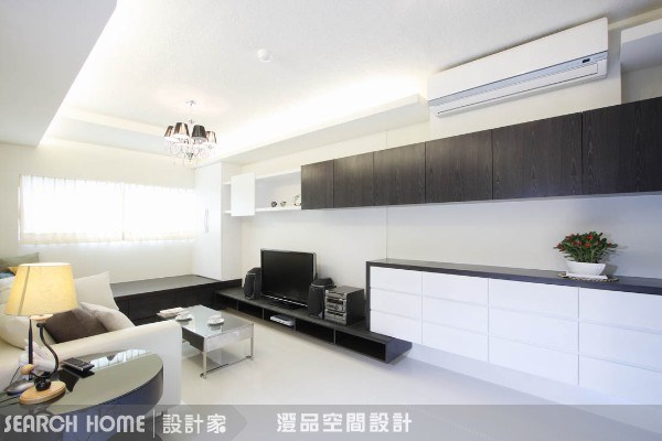 利用黑、白兩色來搭配,讓客廳空間帶有時尚的迷人品味,再運用多樣的收納櫃體,讓空間顯得井井有條。 利用黑、白兩色來搭配,讓客廳空間帶有時尚的迷人品味,再運用多樣的收納櫃體,讓空間顯得井井有條。
