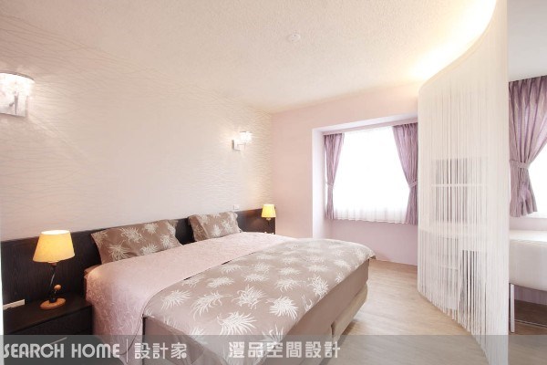 以粉嫩色系來妝點住臥空間,創造舒眠的好環境,再利用流線弧度造型,來區隔出住臥與書房兩大空間,使空間更具有設計感。 以粉嫩色系來妝點住臥空間,創造舒眠的好環境,再利用流線弧度造型,來區隔出住臥與書房兩大空間,使空間更具有設計感。