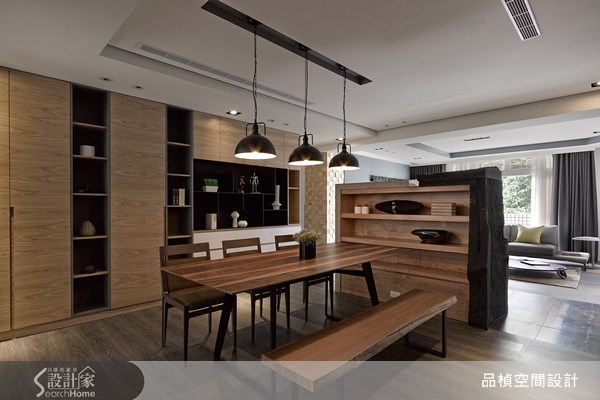 利用各類木質素材所建構起的餐廳空間,牆面的櫃體可以適時擺入一些收藏品與書籍,讓餐廳空間瀰漫著一股迷人的文藝風情。 利用各類木質素材所建構起的餐廳空間,牆面的櫃體可以適時擺入一些收藏品與書籍,讓餐廳空間瀰漫著一股迷人的文藝風情。