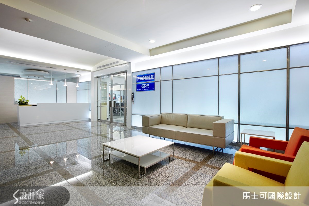 來到台北市內湖區的 180 坪商業空間,它原先為一間會