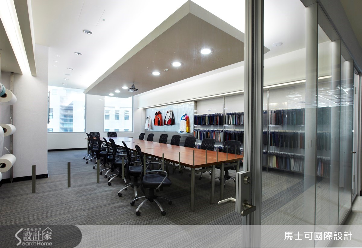 來到台北市內湖區的 180 坪商業空間,它原先為一間會