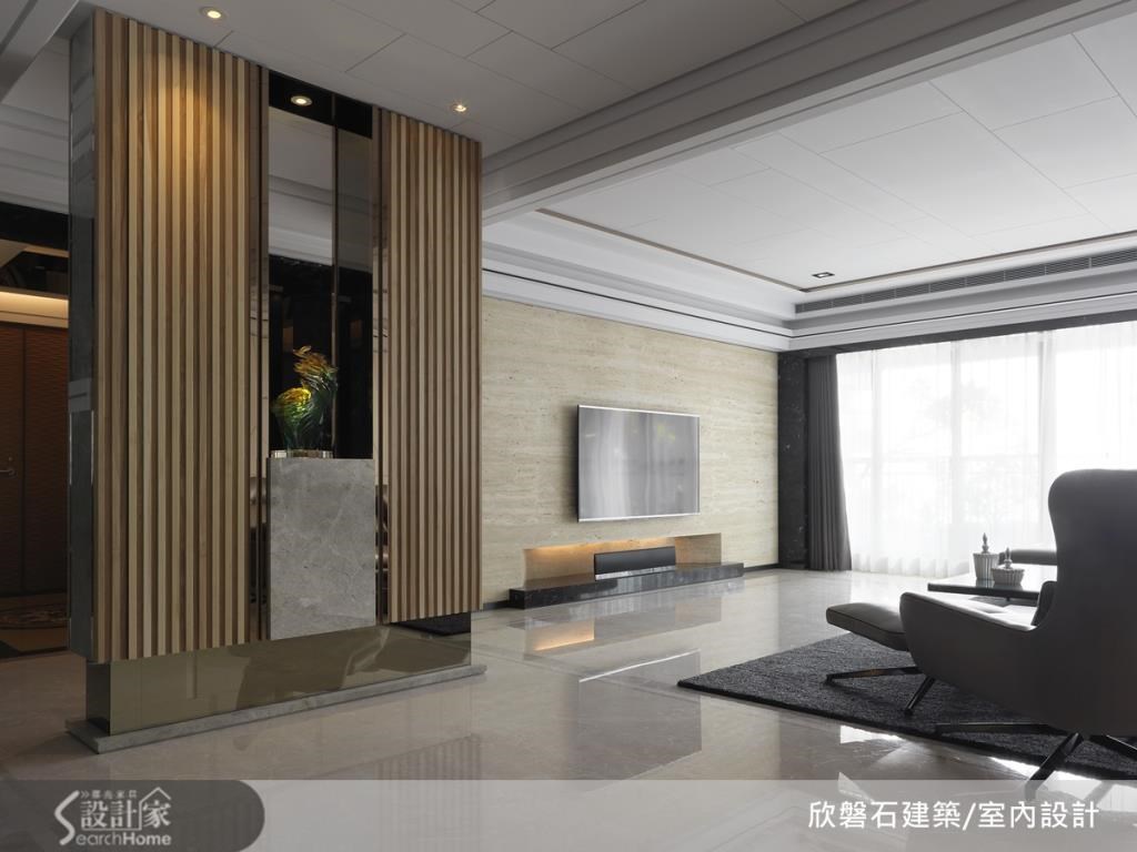 客廳的地坪採亮面材質,不僅可以展現出大器質感,並可讓室內光線更明亮。 客廳的地坪採亮面材質,不僅可以展現出大器質感,並可讓室內光線更明亮。