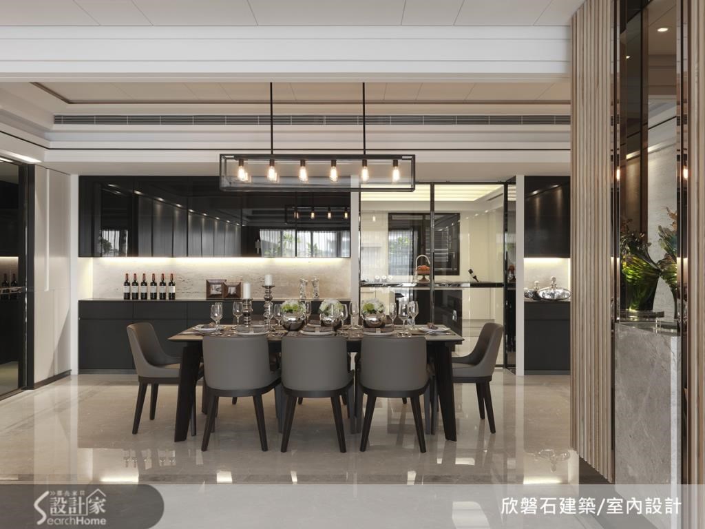使用具穿透感材質的荼玻加鐵件作為餐廚空間的拉門,營造空間延伸感。 使用具穿透感材質的荼玻加鐵件作為餐廚空間的拉門,營造空間延伸感。
