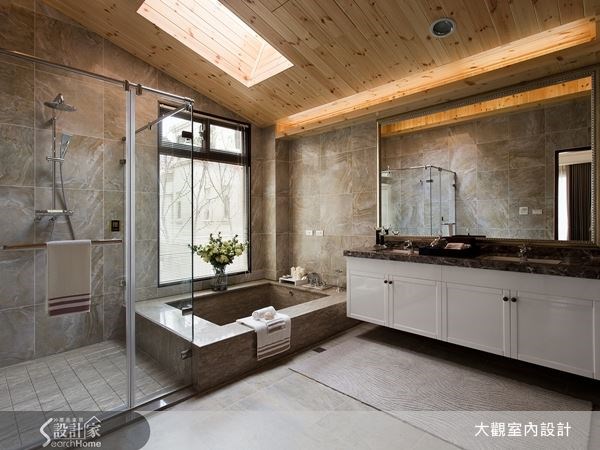在家也能感受泡湯放鬆之樂!設計師運用自然建材的木石,創造出氣派感十足的衛浴空間,上頭斜屋頂的造型,更納入了自然採光的設計,讓人有泡湯屋的愜意放鬆之感。 在家也能感受泡湯放鬆之樂!設計師運用自然建材的木石,創造出氣派感十足的衛浴空間,上頭斜屋頂的造型,更納入了自然採光的設計,讓人有泡湯屋的愜意放鬆之感。