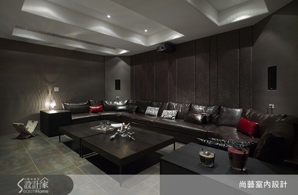 選擇皮革、石材來混搭,再以深色系的桌子來搭配,營造出與一樓截然不同風情的客廳,讓這處空間帶有成熟的大人感韻致。 選擇皮革、石材來混搭,再以深色系的桌子來搭配,營造出與一樓截然不同風情的客廳,讓這處空間帶有成熟的大人感韻致。