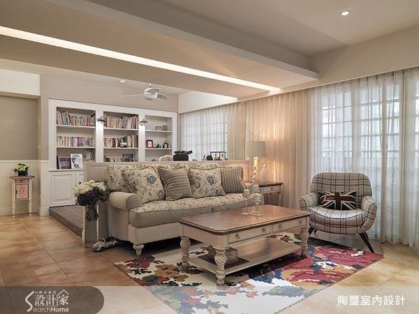 書房區域量身訂做了充足的收納櫃體,讓空間中的書與雜物能夠得到完美歸宿。 書房區域量身訂做了充足的收納櫃體,讓空間中的書與雜物能夠得到完美歸宿。