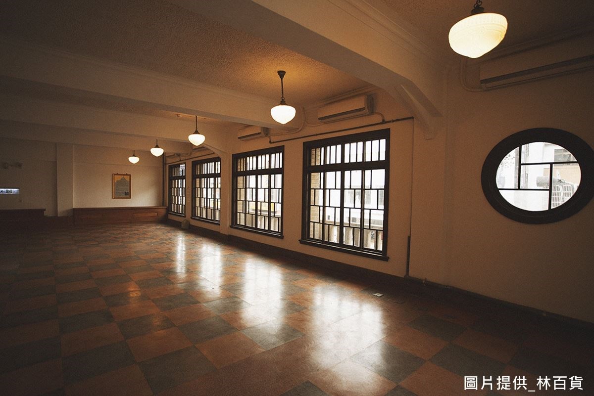 原先林百貨並沒有燈飾,如今室內燈飾為後來重新開模打造。 原先林百貨並沒有燈飾,如今室內燈飾為後來重新開模打造。